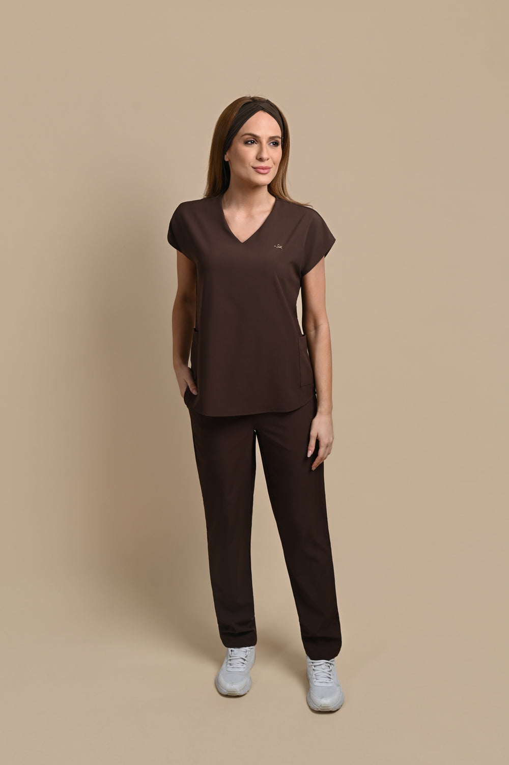 Conjunto de Uniforme Médico Performance Monise Café para Mujer