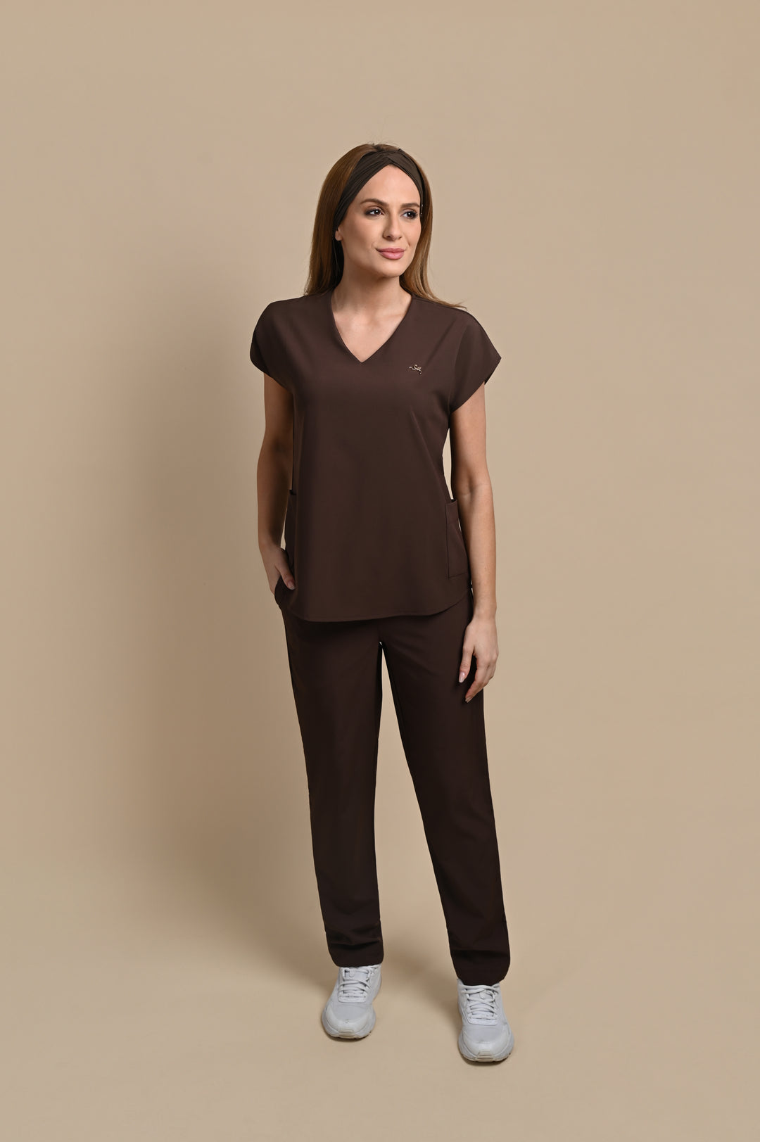 Conjunto de Uniforme Médico Performance Monise Café para Mujer