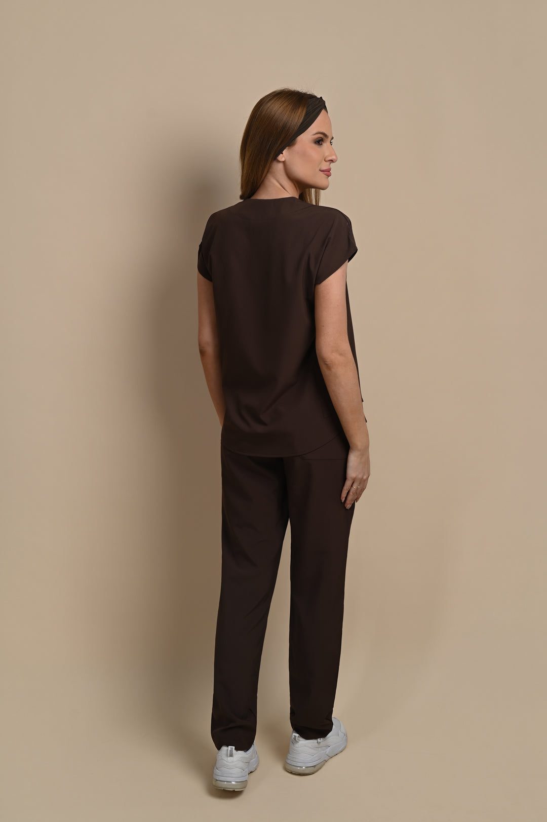 Conjunto de Uniforme Médico Performance Monise Café para Mujer